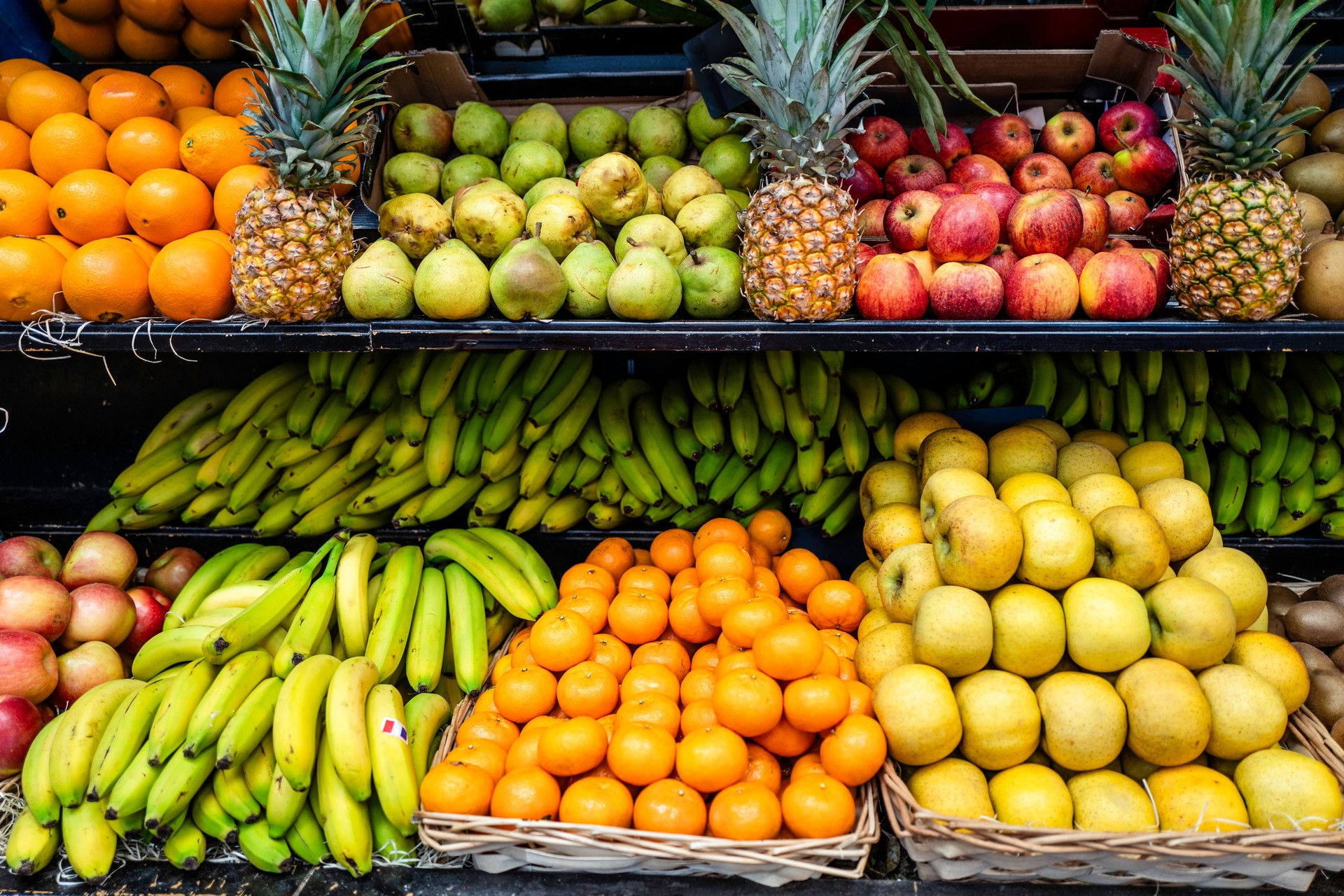 Diverse verse groenten en fruit op de markt teller in een houten kisten. Straatmarkt